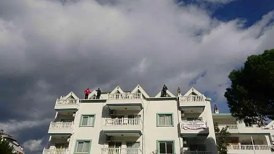 ELEKTRİĞİ, SUYU KESİLEN KİRACILAR ÇATIYA ÇIKTI