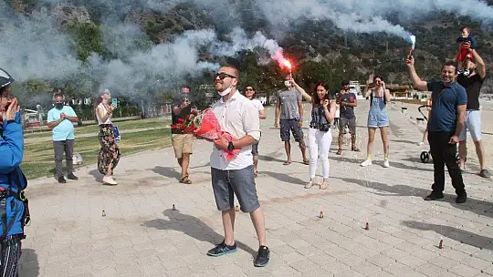 FETHİYE'DE GÖKYÜZÜNDE EVLİLİK TEKLİFİ