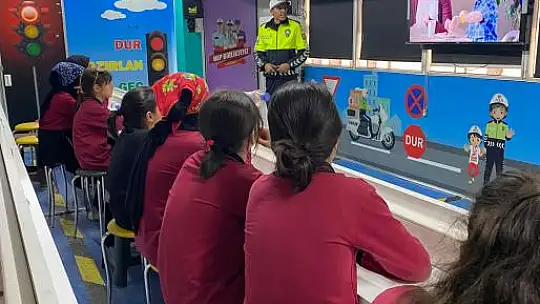 Emniyetten Beşkaza Meydanı'nda 'Mobil Trafik Eğitim Tırı'