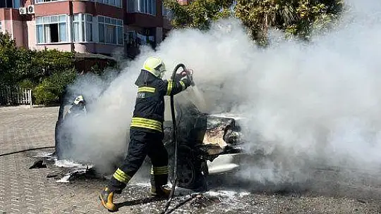 ARAÇTA ÇIKAN YANGIN KORKUTTU
