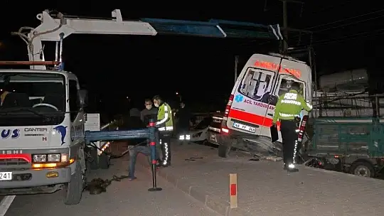 Feci kazada ambulans hurdaya döndü