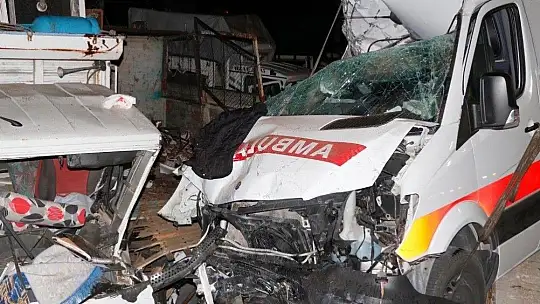 Feci kazada ambulans hurdaya döndü