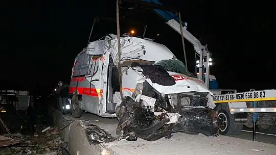 Feci kazada ambulans hurdaya döndü