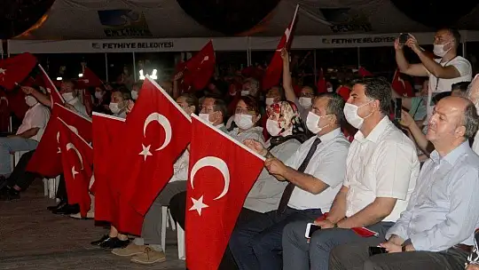DEMOKRASİ NÖBETİ SABAHA KADAR SÜRDÜ