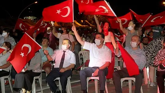 DEMOKRASİ NÖBETİ SABAHA KADAR SÜRDÜ