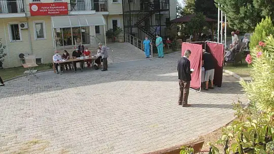 HUZUREVİ'NDE DEMOKRASİ ŞÖLENİ