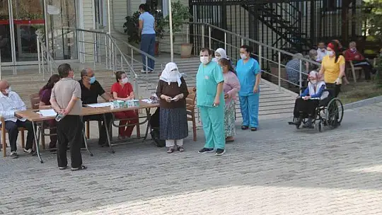 HUZUREVİ'NDE DEMOKRASİ ŞÖLENİ