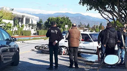 Park etmek isteyen araca yandan çarptı
