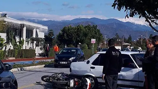 Park etmek isteyen araca yandan çarptı