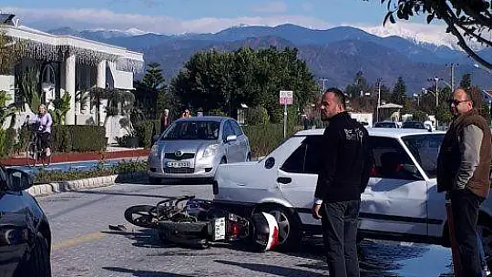 Park etmek isteyen araca yandan çarptı