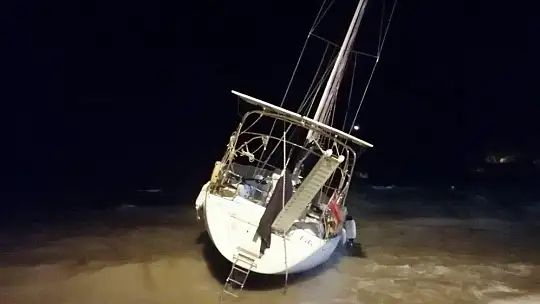 Fırtına tekneleri karaya sürükledi