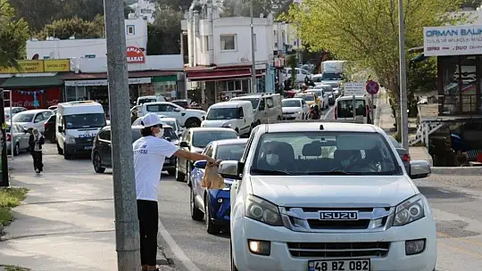 İftara yetişemeyenlere kumanya dağıtıldı