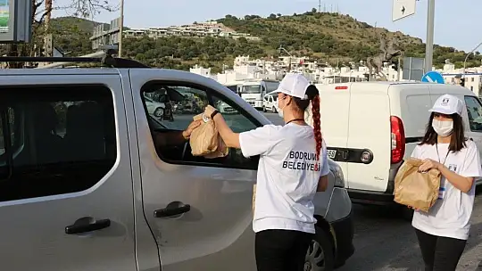 İftara yetişemeyenlere kumanya dağıtıldı