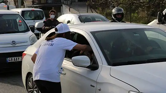 İftara yetişemeyenlere kumanya dağıtıldı