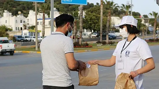 İftara yetişemeyenlere kumanya dağıtıldı