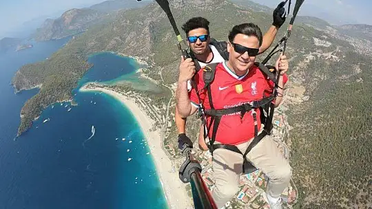 LİVERPOOL BELEDİYE BAŞKANI YAMAÇ PARAŞÜTÜ İLE UÇTU