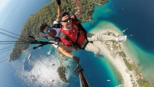 LİVERPOOL BELEDİYE BAŞKANI YAMAÇ PARAŞÜTÜ İLE UÇTU