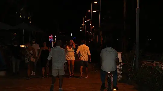 Gece 24.00'ten sonra Marmaris'te sadece insan sesi vardı