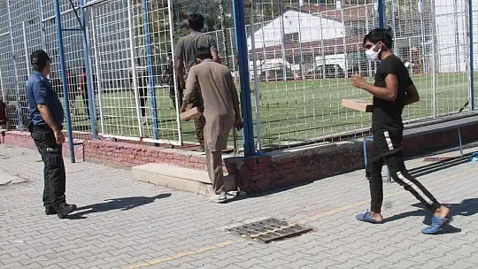 Fethiye'de ormanlık alanda 54 kaçak göçmen yakalandı