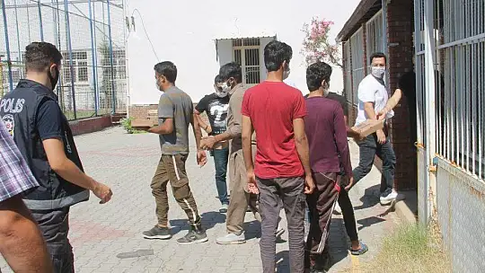 Fethiye'de ormanlık alanda 54 kaçak göçmen yakalandı