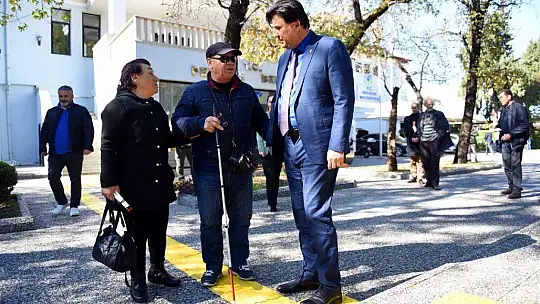 Görme engelli vatandaşlardan Karaca'ya teşekkür