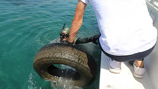 Belediye Dalış Ekibinden Temizlik