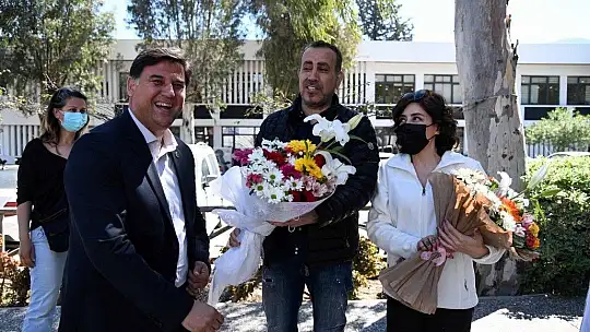 Haluk Levent ve Melek Mosso Karaca'yı ziyaret etti