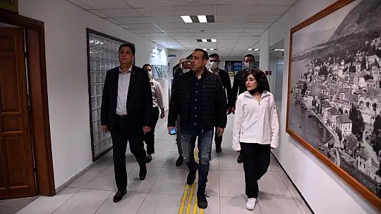 Haluk Levent ve Melek Mosso Karaca'yı ziyaret etti