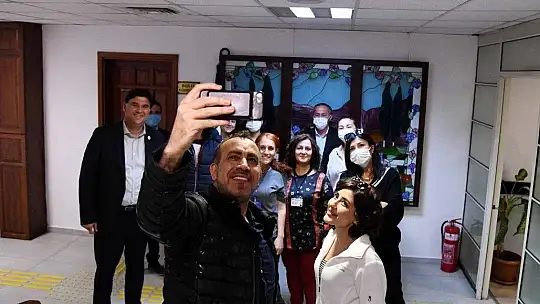 Haluk Levent ve Melek Mosso Karaca'yı ziyaret etti