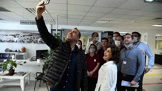 Haluk Levent ve Melek Mosso Karaca'yı ziyaret etti