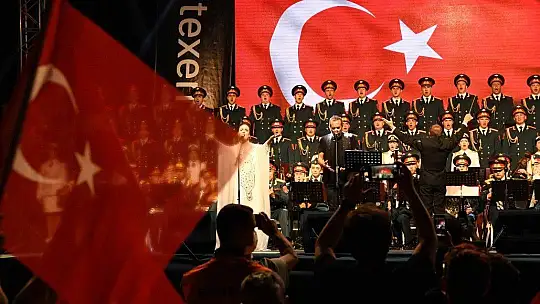 Haluk Levent ve Kızılordu Korosu, Fethiye'de Cumhuriyet marşlarını seslendirdi