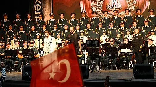 Haluk Levent ve Kızılordu Korosu, Fethiye'de Cumhuriyet marşlarını seslendirdi