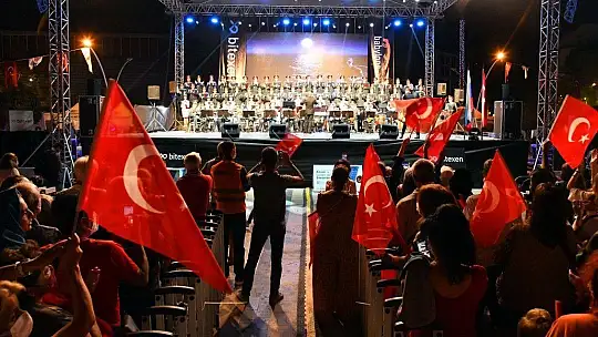 Haluk Levent ve Kızılordu Korosu, Fethiye'de Cumhuriyet marşlarını seslendirdi