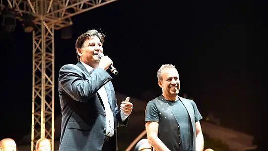 Haluk Levent ve Kızılordu Korosu, Fethiye'de Cumhuriyet marşlarını seslendirdi