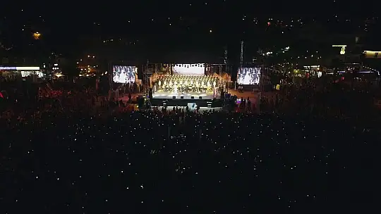 Haluk Levent ve Kızılordu Korosu, Fethiye'de Cumhuriyet marşlarını seslendirdi