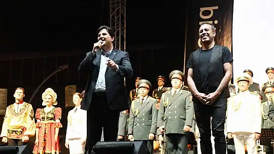 Haluk Levent ve Kızılordu Korosu, Fethiye'de Cumhuriyet marşlarını seslendirdi