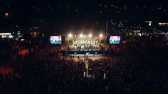 Haluk Levent ve Kızılordu Korosu, Fethiye'de Cumhuriyet marşlarını seslendirdi