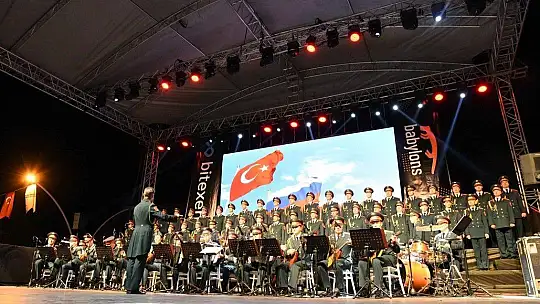 Haluk Levent ve Kızılordu Korosu, Fethiye'de Cumhuriyet marşlarını seslendirdi