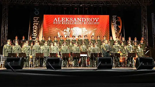 Haluk Levent ve Kızılordu Korosu, Fethiye'de Cumhuriyet marşlarını seslendirdi