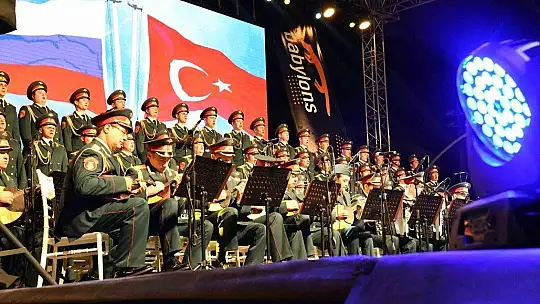 Haluk Levent ve Kızılordu Korosu, Fethiye'de Cumhuriyet marşlarını seslendirdi