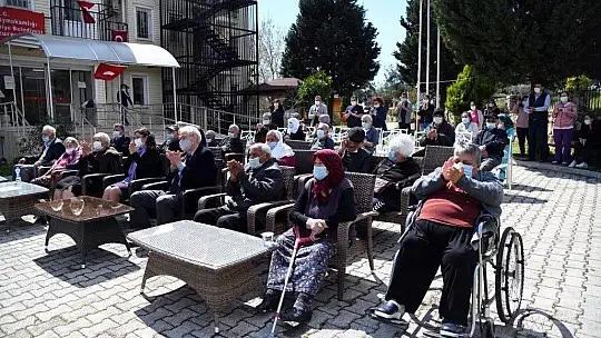 Huzurevi'ndeki yaşlılara bando sürprizi