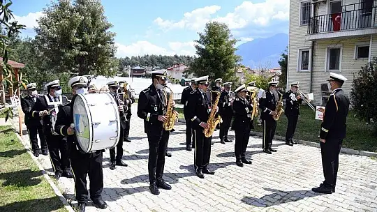 Huzurevi'ndeki yaşlılara bando sürprizi