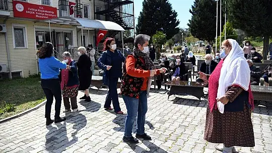 Huzurevi'ndeki yaşlılara bando sürprizi