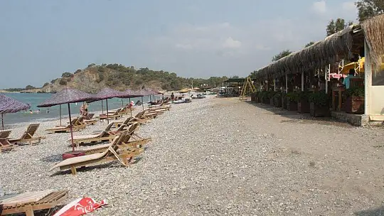 Açık havada deniz kenarında kahvaltı keyfi