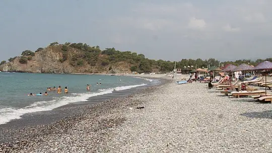 Açık havada deniz kenarında kahvaltı keyfi