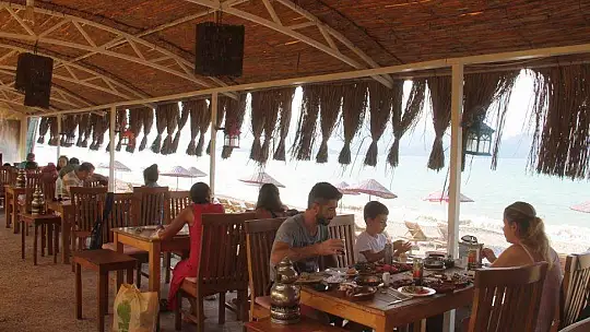 Açık havada deniz kenarında kahvaltı keyfi