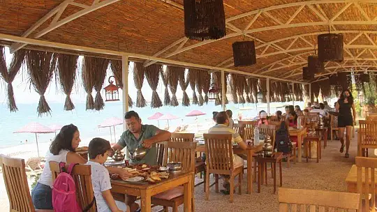 Açık havada deniz kenarında kahvaltı keyfi