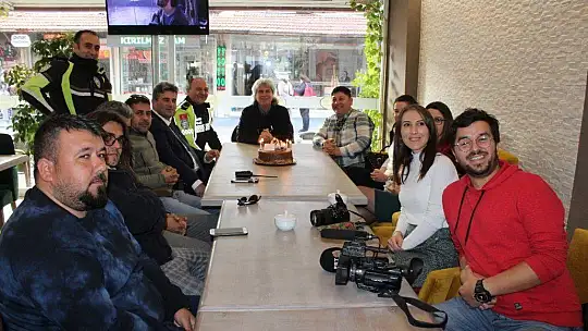 Emniyet Müdüründen Gazetecilere Pastalı Kutlama
