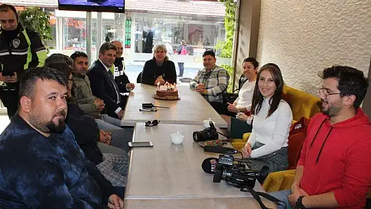 Emniyet Müdüründen Gazetecilere Pastalı Kutlama