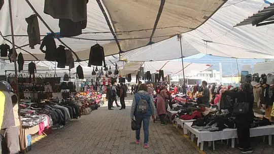 Pandemi döneminde kuşlara ekmek atarak stres atıyorlar